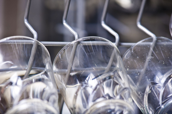 Et si vous donniez une seconde jeunesse à vos verres blanchis par le lave-vaisselle ?