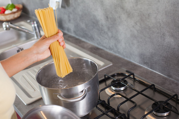 Eau de cuisson des pâtes : peut-on arroser avec ? Adobestock