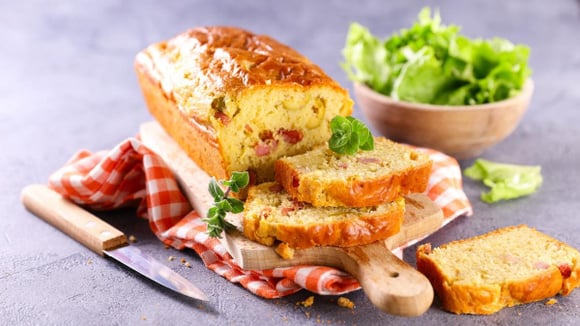 Voici notre recette de l’incontournable cake salé jambon-olive qui met tout le monde d’accord à l’apéro !