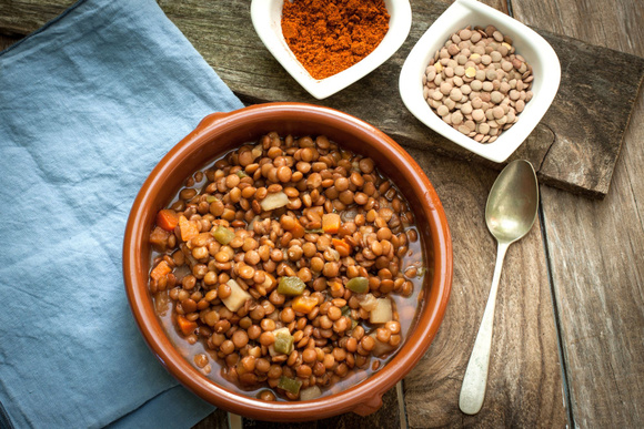 AdobeStock. Les lentilles peuvent se cuisiner à toutes les sauces : en salade, pour accompagner des saucisses ou même pour remplacer un steak haché dans un burger.