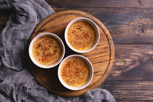 “LE dessert craquant et fondant” : Cyril Lignac partage sa recette de crème brûlée avec sa touche irrésistible !
