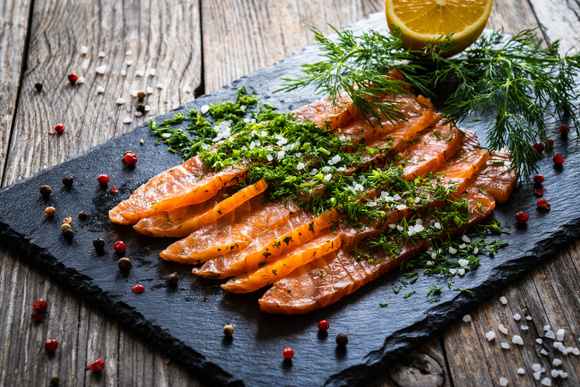 Comment réussir un saumon gravlax digne d’un restaurant ? Les astuces de notre chef pour Noël