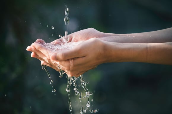 Hydratation en période de canicule  : comment améliorer le goût de l’eau si on l'aime pas ?