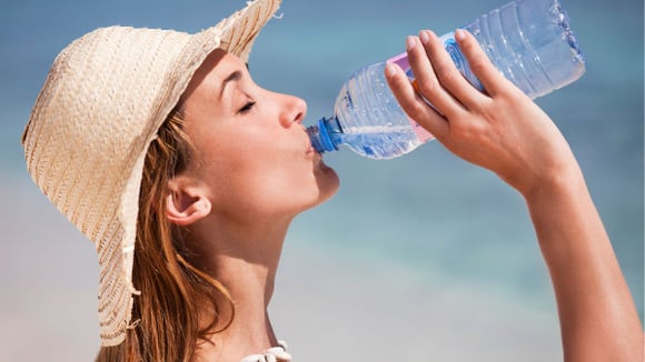 Faut-il boire chaud, froid ou tiède pendant la canicule : voici le verdict de la science