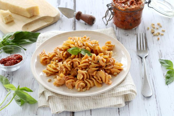 Pâtes au pesto rosso et ricotta. Silvia Santucci