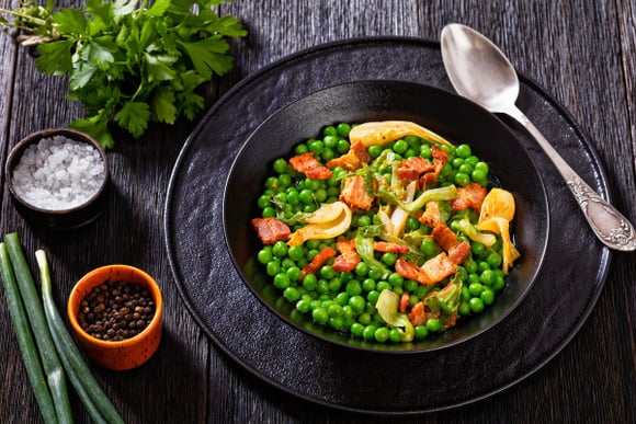 Le secret du chef Eric Frechon pour réussir la traditionnelle recette printanière des petits pois à la française