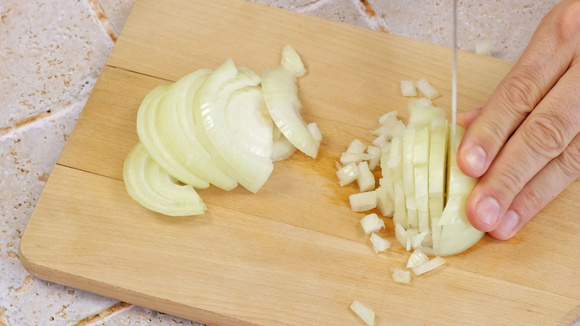 Une odeur tenace d’oignon ou d’ail sur les doigts ? Cette astuce magique va vous sauver