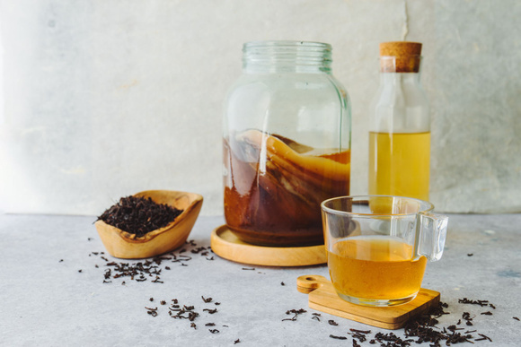 Les 3 détails à regarder pour choisir un kombucha qui prend vraiment soin de son microbiote d’après un professeur d’épidémiologie