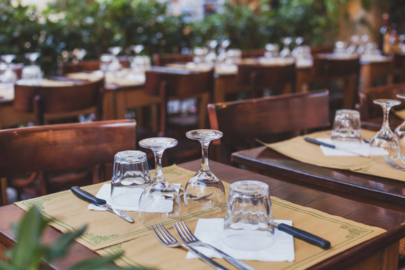 Restaurant : peut-on vous refuser une table si vous êtes seul ?