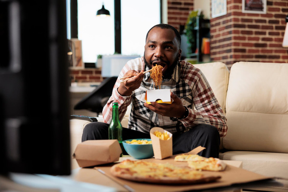 Journal télévisé, films, réseaux sociaux : manger devant les écrans est une mauvaise habitude pour notre santé