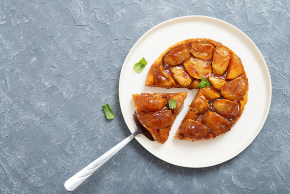 Tarte tatin de poires. Adobestock