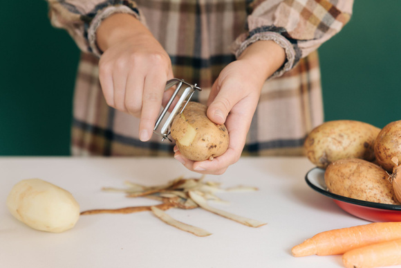 Cette façon d'utiliser un économe permet d'éplucher des pommes de terre en un temps record !