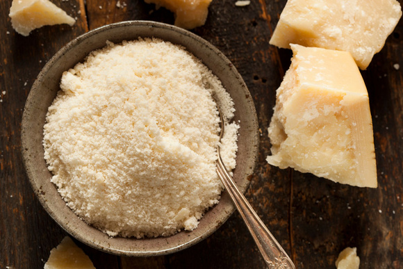 Moisissures : peut-on manger le parmesan râpé si on retire la partie pourrie ?
