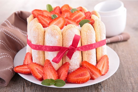 La recette de la charlotte aux fraises facile et rapide à faire. Adobestock