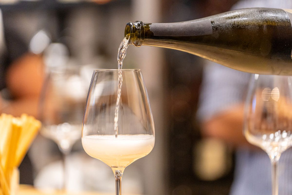 Le cava, vin mousseux catalan qui s’est longtemps appelé “Champán”, jusqu’à ce que le Comité interprofessionnel des vins de Champagne n’intervienne. (@Adobe Stock)
 