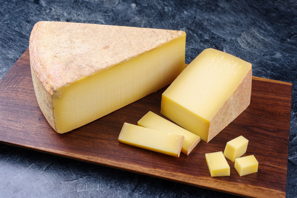 Est-ce bon ou mauvais pour la santé de manger la croûte du fromage ? Voici l’avis de cette diététicienne