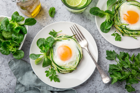 Que faire avec une grosse courgette du jardin ? Cette recette avec des œufs au plat régale à tous les coups
