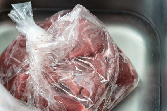 Cette erreur que l’on fait tous avec la viande congelée peut vous rendre malade