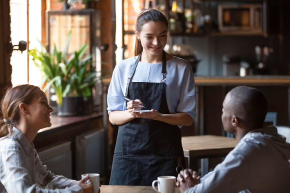 Cette mauvaise habitude très répandue aurait le don d’énerver particulièrement les serveurs au restaurant