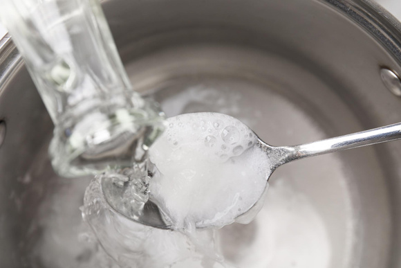 Du vinaigre blanc et du bicarbonate : est-ce vraiment un mélange efficace pour votre ménage ?