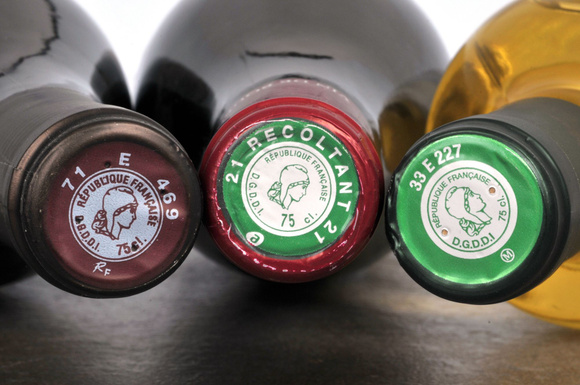 Couleurs, sigles : connaissez-vous vraiment les significations des opercules des bouteilles de vin ?
