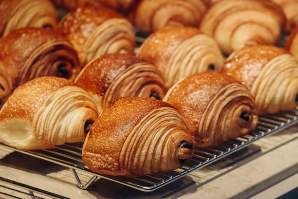 “Ils l’ont rebaptisée” : un historien du pain raconte pourquoi la chocolatine est devenue le pain au chocolat, un nom qui divise encore