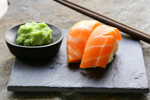 Dans 95% des cas, ce n’est pas du vrai wasabi : mais que mange-t-on vraiment avec nos sushis ?