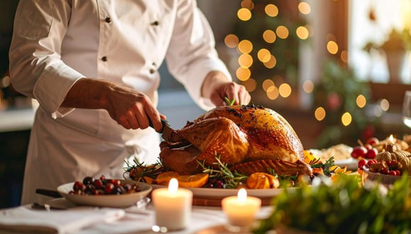 Noël : le secret des chefs pour une volaille à la peau croustillante et à la chair moelleuse