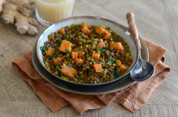 Lentilles aux carottes, patates douces et gingembre. Nadia Paprikas