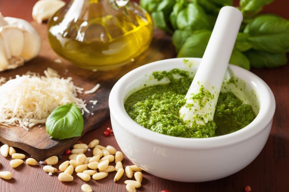 "Bien lisse, bien verte" : la recette de sauce au pistou du chef Éric Frechon pour sublimer vos plats d'été !