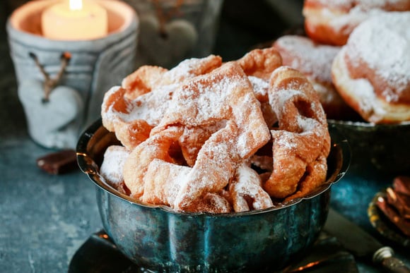 “Je vais vous donner la recette que ma mère faisait” : Cyril Lignac partage sa préparation de bugnes pour Mardi Gras !