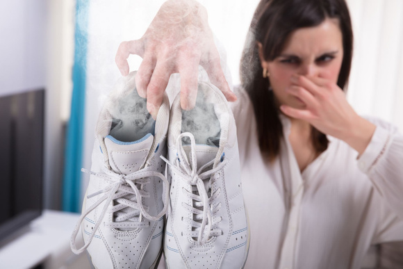 @ Adobe Stock/ Désodoriser les chaussures  