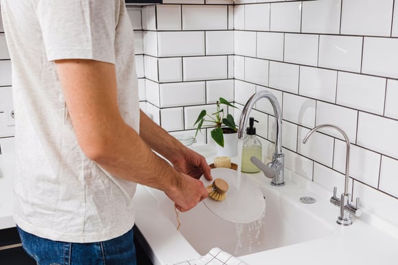 Plus de liquide vaisselle : par quoi le remplacer ?