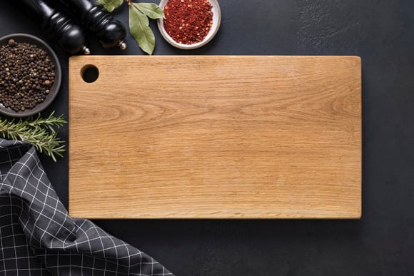 Pourquoi vous devriez définitivement troquer votre planche à découper en plastique contre du bois selon cette experte