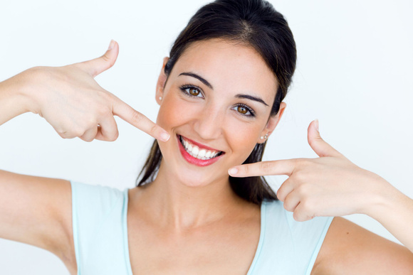 Trois astuces « dents blanches » toutes bêtes mais étonnantes