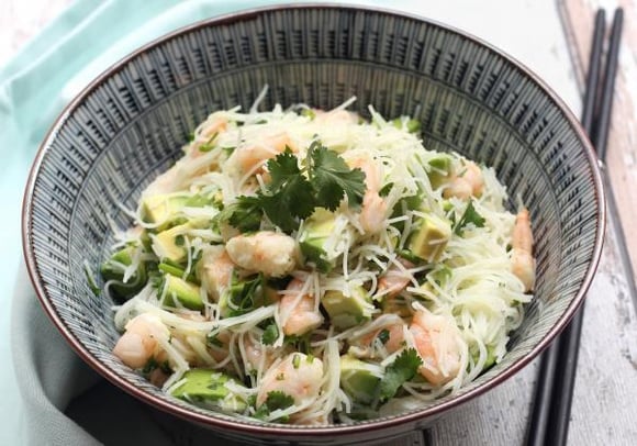 Salade de vermicelles de riz aux crevettes et à l'avocat. Silvia Santucci 