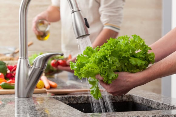 Ce geste simple, à faire avec vos légumes, permet de réduire les pesticides et le risque d'intoxication alimentaire !