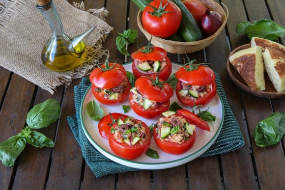 L’entrée parfaite à servir quand il fait chaud : des tomates farcies froides façon panzanella