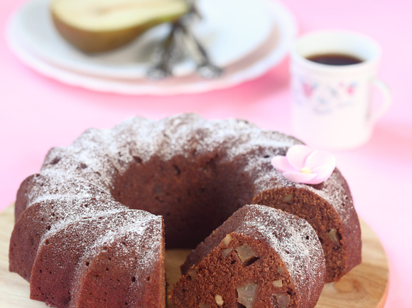 Gâteau de semoule au chocolat et aux poires. Adobestock