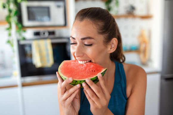Les 5 fruits et légumes les plus riches en eau pour s'hydrater facilement lorsqu'il fait chaud
