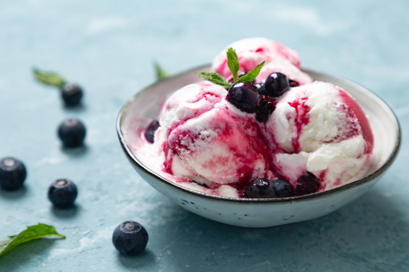 Oubliez la sorbetière : cette recette express de glace au yaourt est le dessert parfait pour l'été