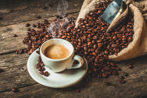 Combien de temps conserver son café moulu ou en grains ? Un spécialiste livre ses recommandations !