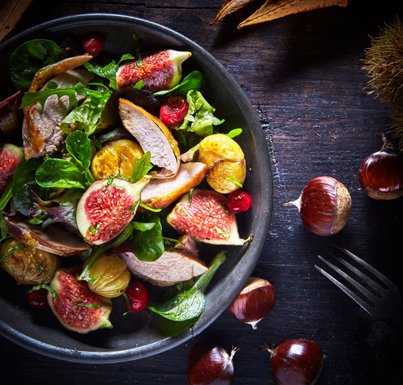 Salade de poulet aux figues. Adobestock
