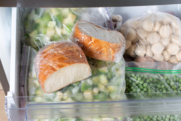 Cette astuce toute bête va vous permettre de gagner beaucoup de temps sur la décongélation de vos aliments