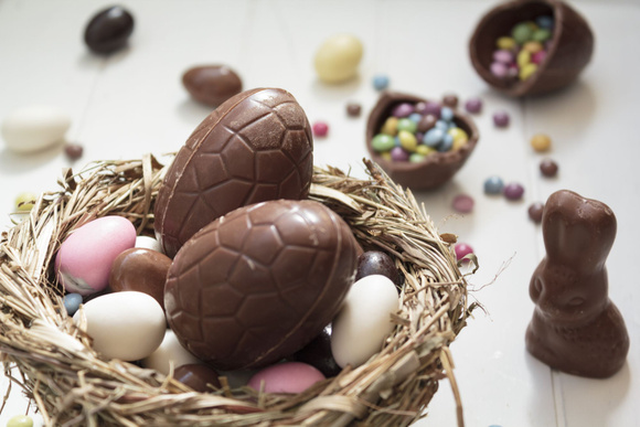 Oeufs de Pâques au gianduja. Adobestock