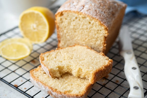 Cake au citron : la recette parfaite pour le week-end, moelleuse et pleine de peps