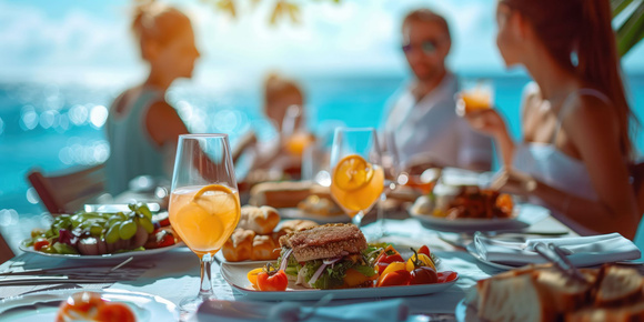 Comment éviter les intoxications alimentaires en vacances ? Une virologiste partage ses conseils