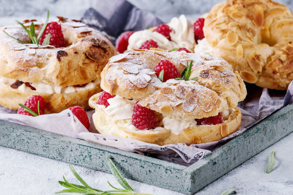Le paris-brest se revisite en version chantilly et fruits rouges. Adobestock