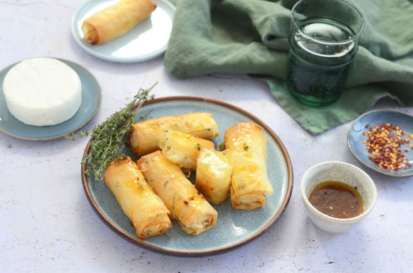 Pâte filo et feta : le secret pour obtenir des bâtonnets ultra-croustillants pour l'apéro