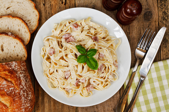 “Andiamo les amis !” : Laurent Mariotte revisite les traditionnelles tagliatelles carbonara avec un ingrédient très spécial